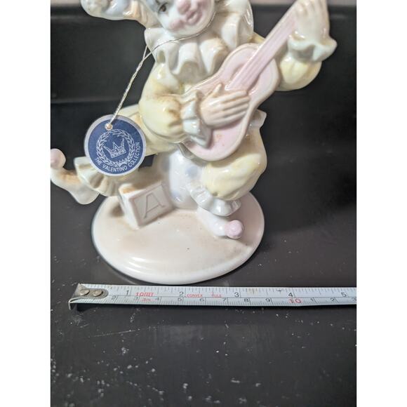 Whimsical Clown playing Lute - Picture 4 of 5